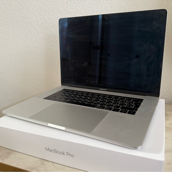 MacBook Pro 2019 with Russian keyboard - Picture 3 of 6